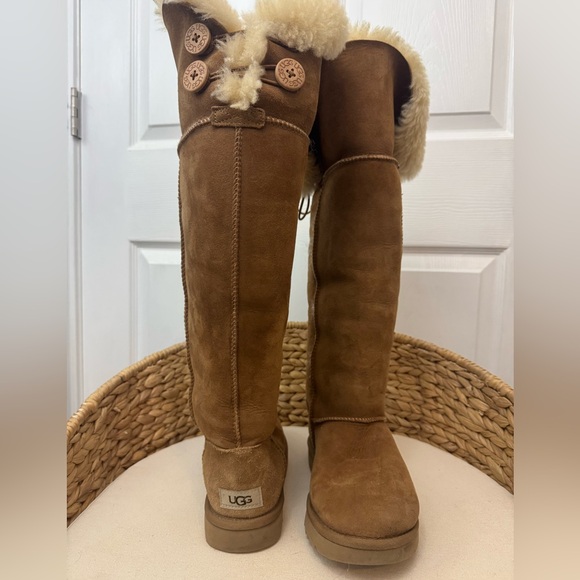UGG Women's Cream Suede Boots with Fur Detail Size 6 - Picture 2 of 9